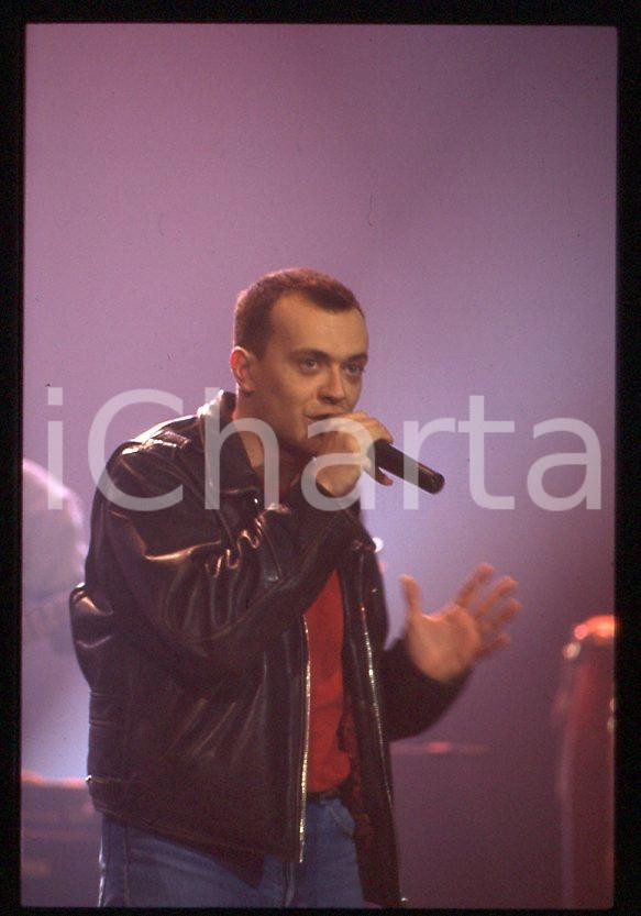 883 Max PEZZALI Concerto su ITALIA 1 1995 - 35mm vintage slide (19) Diapositiva originale, in formato 35 mm.La foto venne scattata durante le riprese dello speciale dedicato all'album "La donna il sogno & il grande incubo" trasmesso su Italia 1.Per i diritti rivolgersi a ICharta.E' severamente vietata la riproduzione. Tutti i diritti sono riservati.ICharta mette in vendita, sul negozio eBay e in esclusiva sul sito "icharta" il proprio archivio composto da numerose diapositive e negativi fotografici d'epoca, tutti originali e autentici, che attraversano la storia del costume tra la fine degli anni Sessanta e Novanta.Si tratta di uno sguardo inedito sull'attualità , la politica, la vita quotidiana, il gossip e la cultura, che fotografa il cambiamento della nazione in quest'ultimo scorcio del XX secolo.Un'occasione unica per il mercato del collezionismo, che vede finalmente disponibile un archivio eccezionale per vastità , tematiche e condizioni, in un settore (il negativo fotografico e la diapositiva) di assoluta novitÃ e dalle interessanti prospettive di investimento. GOOD/buono   originale e autentica 1