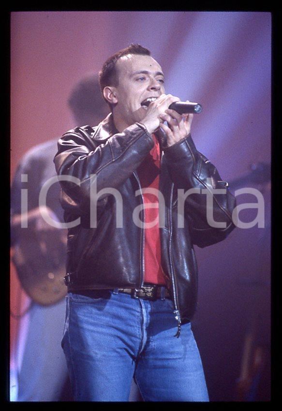 883 Max PEZZALI Concerto su ITALIA 1 1995 - 35mm vintage slide (23) Diapositiva originale, in formato 35 mm.La foto venne scattata durante le riprese dello speciale dedicato all'album "La donna il sogno & il grande incubo" trasmesso su Italia 1.Per i diritti rivolgersi a ICharta.E' severamente vietata la riproduzione. Tutti i diritti sono riservati.ICharta mette in vendita, sul negozio eBay e in esclusiva sul sito "icharta" il proprio archivio composto da numerose diapositive e negativi fotografici d'epoca, tutti originali e autentici, che attraversano la storia del costume tra la fine degli anni Sessanta e Novanta.Si tratta di uno sguardo inedito sull'attualità , la politica, la vita quotidiana, il gossip e la cultura, che fotografa il cambiamento della nazione in quest'ultimo scorcio del XX secolo.Un'occasione unica per il mercato del collezionismo, che vede finalmente disponibile un archivio eccezionale per vastità , tematiche e condizioni, in un settore (il negativo fotografico e la diapositiva) di assoluta novitÃ e dalle interessanti prospettive di investimento. GOOD/buono   originale e autentica 1