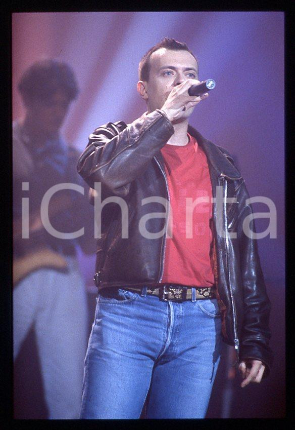 883 Max PEZZALI Concerto su ITALIA 1 1995 - 35mm vintage slide (24) Diapositiva originale, in formato 35 mm.La foto venne scattata durante le riprese dello speciale dedicato all'album "La donna il sogno & il grande incubo" trasmesso su Italia 1.Per i diritti rivolgersi a ICharta.E' severamente vietata la riproduzione. Tutti i diritti sono riservati.ICharta mette in vendita, sul negozio eBay e in esclusiva sul sito "icharta" il proprio archivio composto da numerose diapositive e negativi fotografici d'epoca, tutti originali e autentici, che attraversano la storia del costume tra la fine degli anni Sessanta e Novanta.Si tratta di uno sguardo inedito sull'attualità , la politica, la vita quotidiana, il gossip e la cultura, che fotografa il cambiamento della nazione in quest'ultimo scorcio del XX secolo.Un'occasione unica per il mercato del collezionismo, che vede finalmente disponibile un archivio eccezionale per vastità , tematiche e condizioni, in un settore (il negativo fotografico e la diapositiva) di assoluta novitÃ e dalle interessanti prospettive di investimento. GOOD/buono   originale e autentica 1