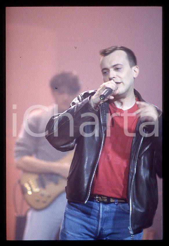 883 Max PEZZALI Concerto su ITALIA 1 1995 - 35mm vintage slide (25) Diapositiva originale, in formato 35 mm.La foto venne scattata durante le riprese dello speciale dedicato all'album "La donna il sogno & il grande incubo" trasmesso su Italia 1.Per i diritti rivolgersi a ICharta.E' severamente vietata la riproduzione. Tutti i diritti sono riservati.ICharta mette in vendita, sul negozio eBay e in esclusiva sul sito "icharta" il proprio archivio composto da numerose diapositive e negativi fotografici d'epoca, tutti originali e autentici, che attraversano la storia del costume tra la fine degli anni Sessanta e Novanta.Si tratta di uno sguardo inedito sull'attualità , la politica, la vita quotidiana, il gossip e la cultura, che fotografa il cambiamento della nazione in quest'ultimo scorcio del XX secolo.Un'occasione unica per il mercato del collezionismo, che vede finalmente disponibile un archivio eccezionale per vastità , tematiche e condizioni, in un settore (il negativo fotografico e la diapositiva) di assoluta novitÃ e dalle interessanti prospettive di investimento. GOOD/buono   originale e autentica 1