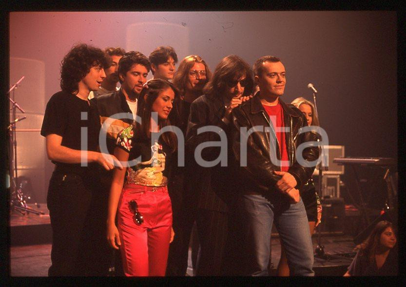 883 Max PEZZALI Paola IEZZI Concerto su ITALIA 1 1995 - 35mm vintage slide (28) Diapositiva originale, in formato 35 mm.La foto venne scattata durante le riprese dello speciale dedicato all'album "La donna il sogno & il grande incubo" trasmesso su Italia 1.Nella diapositiva compare inoltre Claudio Cecchetto. Per i diritti rivolgersi a ICharta.E' severamente vietata la riproduzione. Tutti i diritti sono riservati.ICharta mette in vendita, sul negozio eBay e in esclusiva sul sito "icharta" il proprio archivio composto da numerose diapositive e negativi fotografici d'epoca, tutti originali e autentici, che attraversano la storia del costume tra la fine degli anni Sessanta e Novanta.Si tratta di uno sguardo inedito sull'attualità , la politica, la vita quotidiana, il gossip e la cultura, che fotografa il cambiamento della nazione in quest'ultimo scorcio del XX secolo.Un'occasione unica per il mercato del collezionismo, che vede finalmente disponibile un archivio eccezionale per vastità , tematiche e condizioni, in un settore (il negativo fotografico e la diapositiva) di assoluta novitÃ e dalle interessanti prospettive di investimento. GOOD/buono   originale e autentica 1