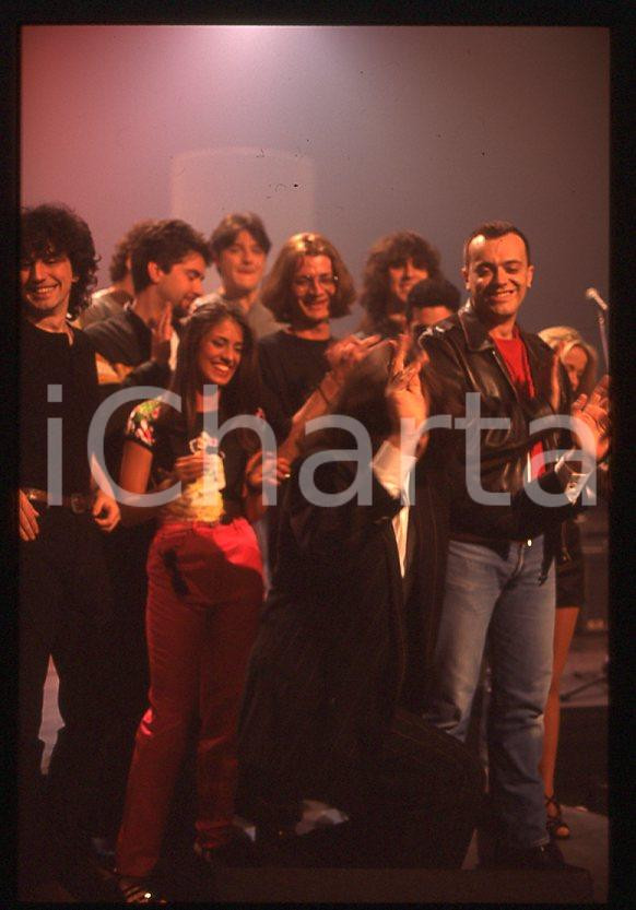 883 Max PEZZALI Paola IEZZI Concerto su ITALIA 1 1995 - 35mm vintage slide (27) Diapositiva originale, in formato 35 mm.La foto venne scattata durante le riprese dello speciale dedicato all'album "La donna il sogno & il grande incubo" trasmesso su Italia 1.Nella diapositiva compare inoltre Claudio Cecchetto. Per i diritti rivolgersi a ICharta.E' severamente vietata la riproduzione. Tutti i diritti sono riservati.ICharta mette in vendita, sul negozio eBay e in esclusiva sul sito "icharta" il proprio archivio composto da numerose diapositive e negativi fotografici d'epoca, tutti originali e autentici, che attraversano la storia del costume tra la fine degli anni Sessanta e Novanta.Si tratta di uno sguardo inedito sull'attualità , la politica, la vita quotidiana, il gossip e la cultura, che fotografa il cambiamento della nazione in quest'ultimo scorcio del XX secolo.Un'occasione unica per il mercato del collezionismo, che vede finalmente disponibile un archivio eccezionale per vastità , tematiche e condizioni, in un settore (il negativo fotografico e la diapositiva) di assoluta novitÃ e dalle interessanti prospettive di investimento. GOOD/buono   originale e autentica 1