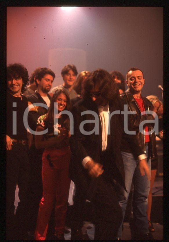 883 Max PEZZALI Claudio CECCHETTO Concerto ITALIA 1 1995 35mm vintage slide (30) Diapositiva originale, in formato 35 mm.La foto venne scattata durante le riprese dello speciale dedicato all'album "La donna il sogno & il grande incubo" trasmesso su Italia 1.Nella diapositiva compare inoltre Paola Iezzi.Per i diritti rivolgersi a ICharta.E' severamente vietata la riproduzione. Tutti i diritti sono riservati.ICharta mette in vendita, sul negozio eBay e in esclusiva sul sito "icharta" il proprio archivio composto da numerose diapositive e negativi fotografici d'epoca, tutti originali e autentici, che attraversano la storia del costume tra la fine degli anni Sessanta e Novanta.Si tratta di uno sguardo inedito sull'attualità , la politica, la vita quotidiana, il gossip e la cultura, che fotografa il cambiamento della nazione in quest'ultimo scorcio del XX secolo.Un'occasione unica per il mercato del collezionismo, che vede finalmente disponibile un archivio eccezionale per vastità , tematiche e condizioni, in un settore (il negativo fotografico e la diapositiva) di assoluta novitÃ e dalle interessanti prospettive di investimento. GOOD/buono   originale e autentica 1