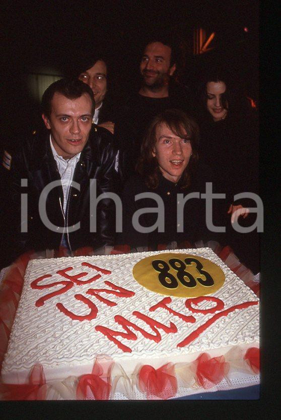 883 Max PEZZALI Mauro REPETTO Claudio CECCHETTO 1993 - 35mm vintage slide Diapositiva originale, in formato 35 mm.Per i diritti rivolgersi a ICharta.E' severamente vietata la riproduzione. Tutti i diritti sono riservati.ICharta mette in vendita, sul negozio eBay e in esclusiva sul sito "icharta" il proprio archivio composto da numerose diapositive e negativi fotografici d'epoca, tutti originali e autentici, che attraversano la storia del costume tra la fine degli anni Sessanta e Novanta.Si tratta di uno sguardo inedito sull'attualità , la politica, la vita quotidiana, il gossip e la cultura, che fotografa il cambiamento della nazione in quest'ultimo scorcio del XX secolo.Un'occasione unica per il mercato del collezionismo, che vede finalmente disponibile un archivio eccezionale per vastità , tematiche e condizioni, in un settore (il negativo fotografico e la diapositiva) di assoluta novitÃ e dalle interessanti prospettive di investimento. GOOD/buono   originale e autentica 1