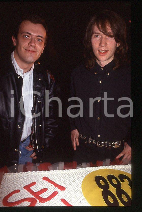 883 Max PEZZALI Mauro REPETTO 1993 - 35mm vintage slide (1) Diapositiva originale, in formato 35 mm.Per i diritti rivolgersi a ICharta.E' severamente vietata la riproduzione. Tutti i diritti sono riservati.ICharta mette in vendita, sul negozio eBay e in esclusiva sul sito "icharta" il proprio archivio composto da numerose diapositive e negativi fotografici d'epoca, tutti originali e autentici, che attraversano la storia del costume tra la fine degli anni Sessanta e Novanta.Si tratta di uno sguardo inedito sull'attualità , la politica, la vita quotidiana, il gossip e la cultura, che fotografa il cambiamento della nazione in quest'ultimo scorcio del XX secolo.Un'occasione unica per il mercato del collezionismo, che vede finalmente disponibile un archivio eccezionale per vastità , tematiche e condizioni, in un settore (il negativo fotografico e la diapositiva) di assoluta novitÃ e dalle interessanti prospettive di investimento. GOOD/buono   originale e autentica 1