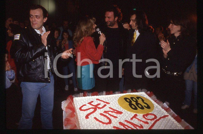 883 Max PEZZALI Mauro REPETTO Claudio CECCHETTO 1993 - 35mm vintage slide (2) Diapositiva originale, in formato 35 mm.Per i diritti rivolgersi a ICharta.E' severamente vietata la riproduzione. Tutti i diritti sono riservati.ICharta mette in vendita, sul negozio eBay e in esclusiva sul sito "icharta" il proprio archivio composto da numerose diapositive e negativi fotografici d'epoca, tutti originali e autentici, che attraversano la storia del costume tra la fine degli anni Sessanta e Novanta.Si tratta di uno sguardo inedito sull'attualità , la politica, la vita quotidiana, il gossip e la cultura, che fotografa il cambiamento della nazione in quest'ultimo scorcio del XX secolo.Un'occasione unica per il mercato del collezionismo, che vede finalmente disponibile un archivio eccezionale per vastità , tematiche e condizioni, in un settore (il negativo fotografico e la diapositiva) di assoluta novitÃ e dalle interessanti prospettive di investimento. GOOD/buono   originale e autentica 1