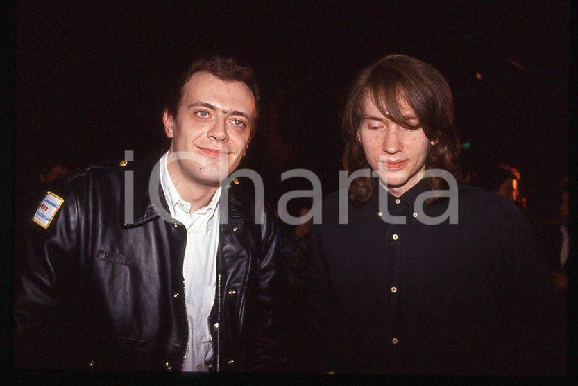 883 Max PEZZALI Mauro REPETTO 1993 - 35mm vintage slide (5) Diapositiva originale, in formato 35 mm.Per i diritti rivolgersi a ICharta.E' severamente vietata la riproduzione. Tutti i diritti sono riservati.ICharta mette in vendita, sul negozio eBay e in esclusiva sul sito "icharta" il proprio archivio composto da numerose diapositive e negativi fotografici d'epoca, tutti originali e autentici, che attraversano la storia del costume tra la fine degli anni Sessanta e Novanta.Si tratta di uno sguardo inedito sull'attualità , la politica, la vita quotidiana, il gossip e la cultura, che fotografa il cambiamento della nazione in quest'ultimo scorcio del XX secolo.Un'occasione unica per il mercato del collezionismo, che vede finalmente disponibile un archivio eccezionale per vastità , tematiche e condizioni, in un settore (il negativo fotografico e la diapositiva) di assoluta novitÃ e dalle interessanti prospettive di investimento. GOOD/buono   originale e autentica 1