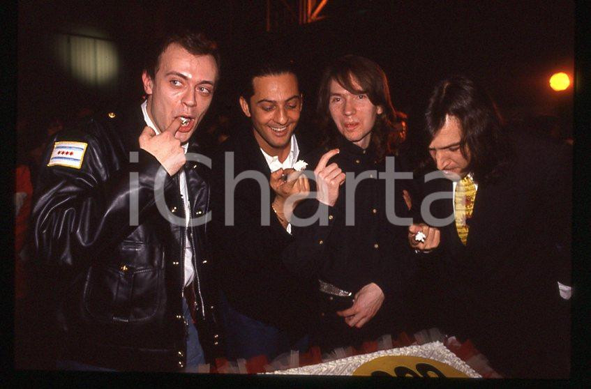 883 Max PEZZALI Mauro REPETTO - FIORELLO 1993 - 35mm vintage slide (4) Diapositiva originale, in formato 35 mm.Nella diapositiva compare inoltre Claudio Cecchetto.Per i diritti rivolgersi a ICharta.E' severamente vietata la riproduzione. Tutti i diritti sono riservati.ICharta mette in vendita, sul negozio eBay e in esclusiva sul sito "icharta" il proprio archivio composto da numerose diapositive e negativi fotografici d'epoca, tutti originali e autentici, che attraversano la storia del costume tra la fine degli anni Sessanta e Novanta.Si tratta di uno sguardo inedito sull'attualità , la politica, la vita quotidiana, il gossip e la cultura, che fotografa il cambiamento della nazione in quest'ultimo scorcio del XX secolo.Un'occasione unica per il mercato del collezionismo, che vede finalmente disponibile un archivio eccezionale per vastità , tematiche e condizioni, in un settore (il negativo fotografico e la diapositiva) di assoluta novitÃ e dalle interessanti prospettive di investimento. GOOD/buono   originale e autentica 1