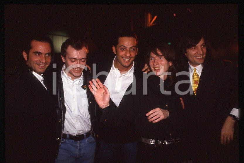 883 Max PEZZALI Mauro REPETTO - FIORELLO 1993 - 35mm vintage slide (3) Diapositiva originale, in formato 35 mm.Nella diapositiva compare inoltre Claudio Cecchetto.Per i diritti rivolgersi a ICharta.E' severamente vietata la riproduzione. Tutti i diritti sono riservati.ICharta mette in vendita, sul negozio eBay e in esclusiva sul sito "icharta" il proprio archivio composto da numerose diapositive e negativi fotografici d'epoca, tutti originali e autentici, che attraversano la storia del costume tra la fine degli anni Sessanta e Novanta.Si tratta di uno sguardo inedito sull'attualità , la politica, la vita quotidiana, il gossip e la cultura, che fotografa il cambiamento della nazione in quest'ultimo scorcio del XX secolo.Un'occasione unica per il mercato del collezionismo, che vede finalmente disponibile un archivio eccezionale per vastità , tematiche e condizioni, in un settore (il negativo fotografico e la diapositiva) di assoluta novitÃ e dalle interessanti prospettive di investimento. GOOD/buono   originale e autentica 1