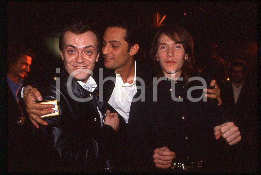 883 Max PEZZALI Mauro REPETTO - FIORELLO 1993 - 35mm vintage slide (10) Diapositiva originale, in formato 35 mm.Per i diritti rivolgersi a ICharta.E' severamente vietata la riproduzione. Tutti i diritti sono riservati.ICharta mette in vendita, sul negozio eBay e in esclusiva sul sito "icharta" il proprio archivio composto da numerose diapositive e negativi fotografici d'epoca, tutti originali e autentici, che attraversano la storia del costume tra la fine degli anni Sessanta e Novanta.Si tratta di uno sguardo inedito sull'attualità , la politica, la vita quotidiana, il gossip e la cultura, che fotografa il cambiamento della nazione in quest'ultimo scorcio del XX secolo.Un'occasione unica per il mercato del collezionismo, che vede finalmente disponibile un archivio eccezionale per vastità , tematiche e condizioni, in un settore (il negativo fotografico e la diapositiva) di assoluta novitÃ e dalle interessanti prospettive di investimento. GOOD/buono   originale e autentica 1