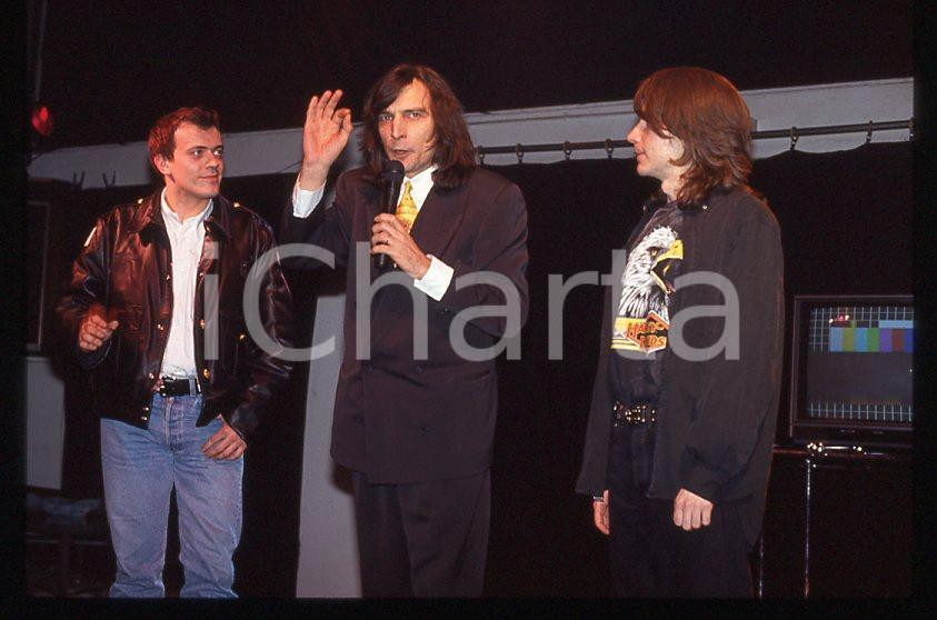 883 Max PEZZALI Mauro REPETTO Claudio CECCHETTO 1993 - 35mm vintage slide (14) Diapositiva originale, in formato 35 mm.Per i diritti rivolgersi a ICharta.E' severamente vietata la riproduzione. Tutti i diritti sono riservati.ICharta mette in vendita, sul negozio eBay e in esclusiva sul sito "icharta" il proprio archivio composto da numerose diapositive e negativi fotografici d'epoca, tutti originali e autentici, che attraversano la storia del costume tra la fine degli anni Sessanta e Novanta.Si tratta di uno sguardo inedito sull'attualità , la politica, la vita quotidiana, il gossip e la cultura, che fotografa il cambiamento della nazione in quest'ultimo scorcio del XX secolo.Un'occasione unica per il mercato del collezionismo, che vede finalmente disponibile un archivio eccezionale per vastità , tematiche e condizioni, in un settore (il negativo fotografico e la diapositiva) di assoluta novitÃ e dalle interessanti prospettive di investimento. GOOD/buono   originale e autentica 1