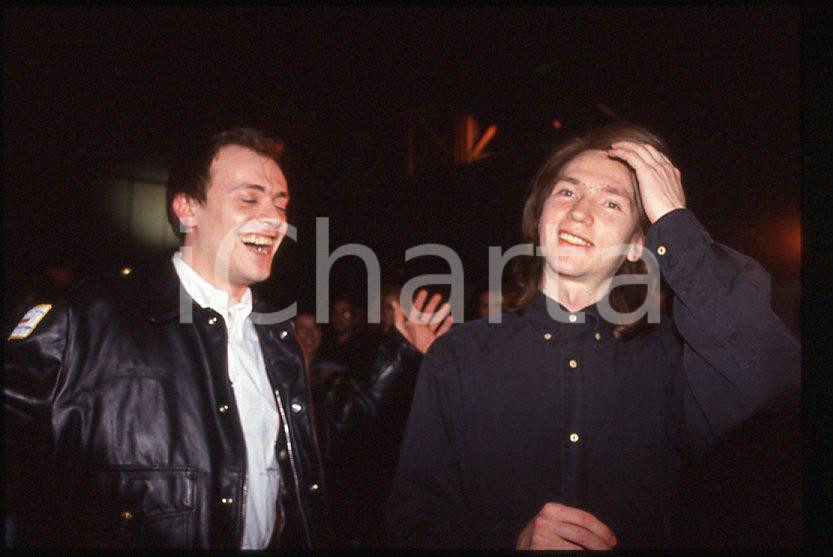 883 Max PEZZALI Mauro REPETTO 1993 - 35mm vintage slide (13) Diapositiva originale, in formato 35 mm.Per i diritti rivolgersi a ICharta.E' severamente vietata la riproduzione. Tutti i diritti sono riservati.ICharta mette in vendita, sul negozio eBay e in esclusiva sul sito "icharta" il proprio archivio composto da numerose diapositive e negativi fotografici d'epoca, tutti originali e autentici, che attraversano la storia del costume tra la fine degli anni Sessanta e Novanta.Si tratta di uno sguardo inedito sull'attualità , la politica, la vita quotidiana, il gossip e la cultura, che fotografa il cambiamento della nazione in quest'ultimo scorcio del XX secolo.Un'occasione unica per il mercato del collezionismo, che vede finalmente disponibile un archivio eccezionale per vastità , tematiche e condizioni, in un settore (il negativo fotografico e la diapositiva) di assoluta novitÃ e dalle interessanti prospettive di investimento. GOOD/buono   originale e autentica 1