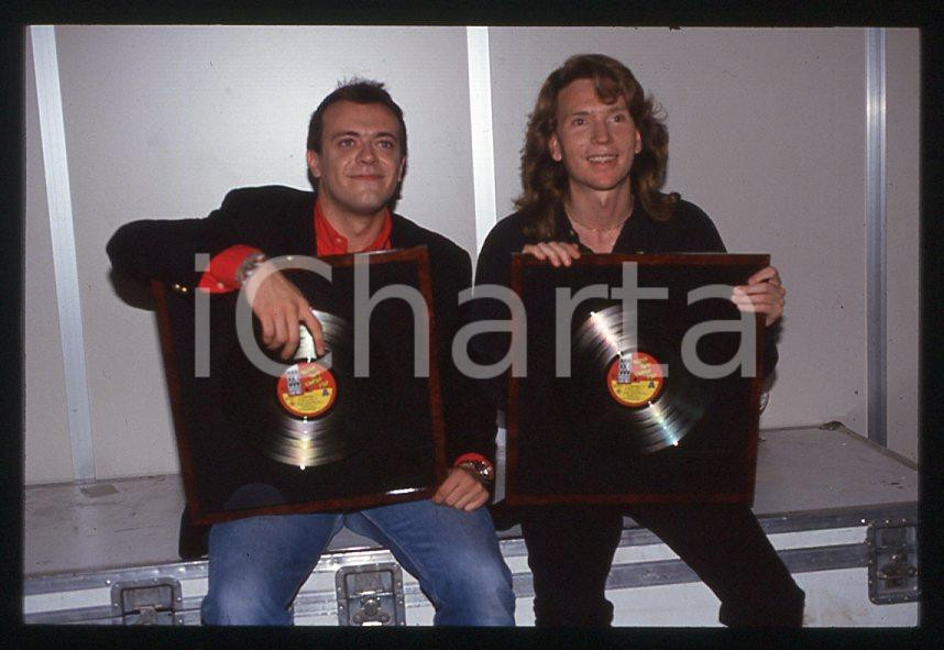 883 Max PEZZALI Mauro REPETTO - NORD SUD OVEST EST 1993 - 35mm vintage slide (2) Diapositiva originale, in formato 35 mm.Per i diritti rivolgersi a ICharta.E' severamente vietata la riproduzione. Tutti i diritti sono riservati.ICharta mette in vendita, sul negozio eBay e in esclusiva sul sito "icharta" il proprio archivio composto da numerose diapositive e negativi fotografici d'epoca, tutti originali e autentici, che attraversano la storia del costume tra la fine degli anni Sessanta e Novanta.Si tratta di uno sguardo inedito sull'attualità , la politica, la vita quotidiana, il gossip e la cultura, che fotografa il cambiamento della nazione in quest'ultimo scorcio del XX secolo.Un'occasione unica per il mercato del collezionismo, che vede finalmente disponibile un archivio eccezionale per vastità , tematiche e condizioni, in un settore (il negativo fotografico e la diapositiva) di assoluta novitÃ e dalle interessanti prospettive di investimento. GOOD/buono   originale e autentica 1