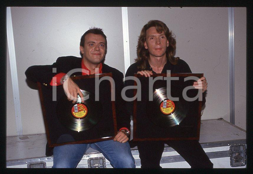 883 Max PEZZALI Mauro REPETTO - NORD SUD OVEST EST 1993 - 35mm vintage slide (1) Diapositiva originale, in formato 35 mm.Per i diritti rivolgersi a ICharta.E' severamente vietata la riproduzione. Tutti i diritti sono riservati.ICharta mette in vendita, sul negozio eBay e in esclusiva sul sito "icharta" il proprio archivio composto da numerose diapositive e negativi fotografici d'epoca, tutti originali e autentici, che attraversano la storia del costume tra la fine degli anni Sessanta e Novanta.Si tratta di uno sguardo inedito sull'attualità , la politica, la vita quotidiana, il gossip e la cultura, che fotografa il cambiamento della nazione in quest'ultimo scorcio del XX secolo.Un'occasione unica per il mercato del collezionismo, che vede finalmente disponibile un archivio eccezionale per vastità , tematiche e condizioni, in un settore (il negativo fotografico e la diapositiva) di assoluta novitÃ e dalle interessanti prospettive di investimento. GOOD/buono   originale e autentica 1