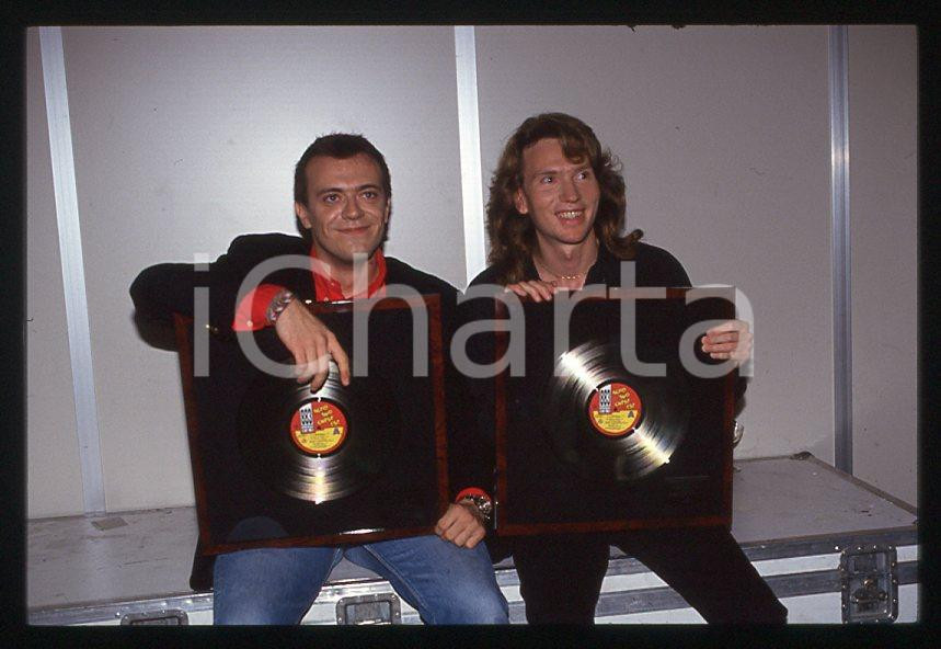 883 Max PEZZALI Mauro REPETTO - NORD SUD OVEST EST 1993 - 35mm vintage slide (5) Diapositiva originale, in formato 35 mm.Per i diritti rivolgersi a ICharta.E' severamente vietata la riproduzione. Tutti i diritti sono riservati.ICharta mette in vendita, sul negozio eBay e in esclusiva sul sito "icharta" il proprio archivio composto da numerose diapositive e negativi fotografici d'epoca, tutti originali e autentici, che attraversano la storia del costume tra la fine degli anni Sessanta e Novanta.Si tratta di uno sguardo inedito sull'attualità , la politica, la vita quotidiana, il gossip e la cultura, che fotografa il cambiamento della nazione in quest'ultimo scorcio del XX secolo.Un'occasione unica per il mercato del collezionismo, che vede finalmente disponibile un archivio eccezionale per vastità , tematiche e condizioni, in un settore (il negativo fotografico e la diapositiva) di assoluta novitÃ e dalle interessanti prospettive di investimento. GOOD/buono   originale e autentica 1