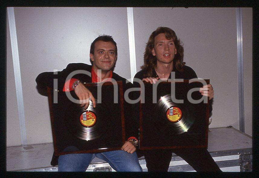 883 Max PEZZALI Mauro REPETTO - NORD SUD OVEST EST 1993 - 35mm vintage slide (4) Diapositiva originale, in formato 35 mm.Per i diritti rivolgersi a ICharta.E' severamente vietata la riproduzione. Tutti i diritti sono riservati.ICharta mette in vendita, sul negozio eBay e in esclusiva sul sito "icharta" il proprio archivio composto da numerose diapositive e negativi fotografici d'epoca, tutti originali e autentici, che attraversano la storia del costume tra la fine degli anni Sessanta e Novanta.Si tratta di uno sguardo inedito sull'attualità , la politica, la vita quotidiana, il gossip e la cultura, che fotografa il cambiamento della nazione in quest'ultimo scorcio del XX secolo.Un'occasione unica per il mercato del collezionismo, che vede finalmente disponibile un archivio eccezionale per vastità , tematiche e condizioni, in un settore (il negativo fotografico e la diapositiva) di assoluta novitÃ e dalle interessanti prospettive di investimento. GOOD/buono   originale e autentica 1