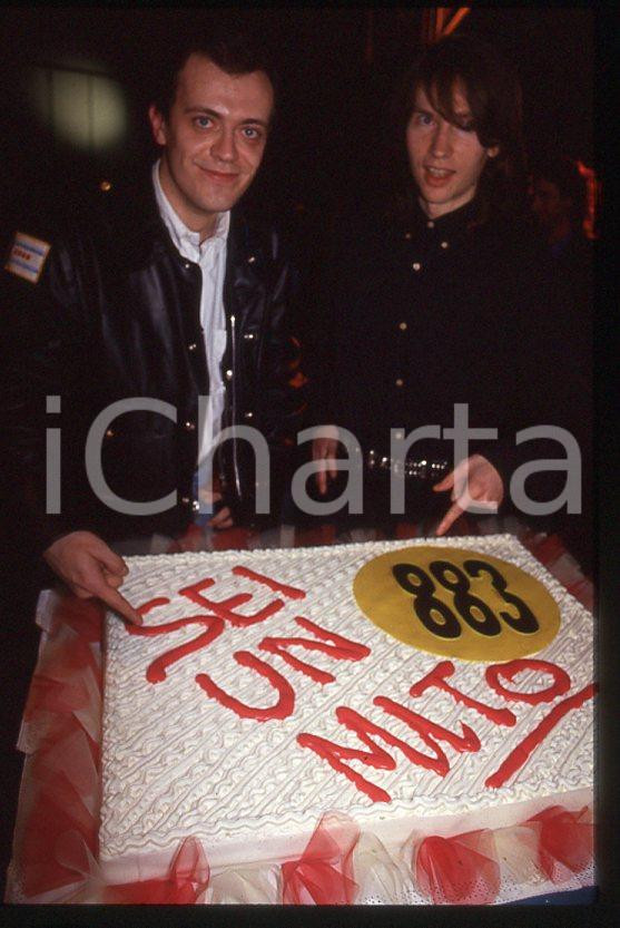 883 Max PEZZALI Mauro REPETTO 1993 - 35mm vintage slide (3) Diapositiva originale, in formato 35 mm.Per i diritti rivolgersi a ICharta.E' severamente vietata la riproduzione. Tutti i diritti sono riservati.ICharta mette in vendita, sul negozio eBay e in esclusiva sul sito "icharta" il proprio archivio composto da numerose diapositive e negativi fotografici d'epoca, tutti originali e autentici, che attraversano la storia del costume tra la fine degli anni Sessanta e Novanta.Si tratta di uno sguardo inedito sull'attualità , la politica, la vita quotidiana, il gossip e la cultura, che fotografa il cambiamento della nazione in quest'ultimo scorcio del XX secolo.Un'occasione unica per il mercato del collezionismo, che vede finalmente disponibile un archivio eccezionale per vastità , tematiche e condizioni, in un settore (il negativo fotografico e la diapositiva) di assoluta novitÃ e dalle interessanti prospettive di investimento. GOOD/buono   originale e autentica 1