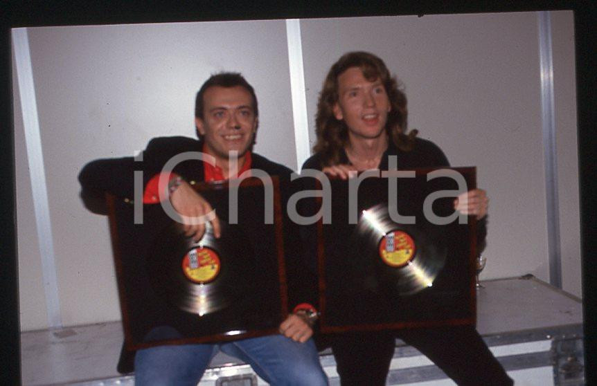 883 Max PEZZALI Mauro REPETTO - NORD SUD OVEST EST 1993 - 35mm vintage slide (8) Diapositiva originale, in formato 35 mm.Per i diritti rivolgersi a ICharta.E' severamente vietata la riproduzione. Tutti i diritti sono riservati.ICharta mette in vendita, sul negozio eBay e in esclusiva sul sito "icharta" il proprio archivio composto da numerose diapositive e negativi fotografici d'epoca, tutti originali e autentici, che attraversano la storia del costume tra la fine degli anni Sessanta e Novanta.Si tratta di uno sguardo inedito sull'attualità , la politica, la vita quotidiana, il gossip e la cultura, che fotografa il cambiamento della nazione in quest'ultimo scorcio del XX secolo.Un'occasione unica per il mercato del collezionismo, che vede finalmente disponibile un archivio eccezionale per vastità , tematiche e condizioni, in un settore (il negativo fotografico e la diapositiva) di assoluta novitÃ e dalle interessanti prospettive di investimento. GOOD/buono   originale e autentica 1