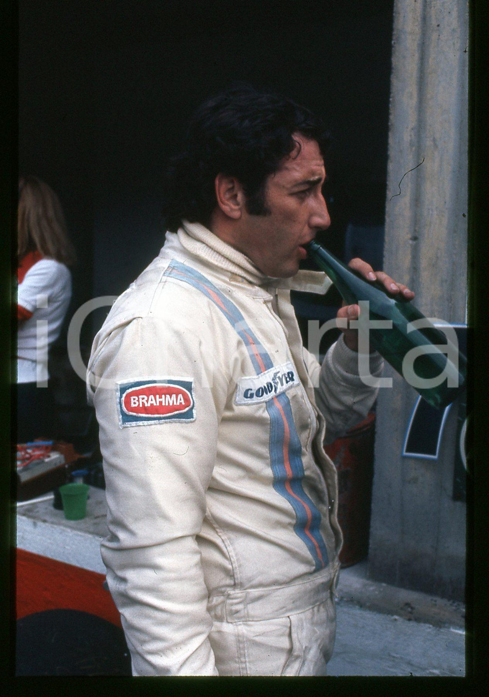 Josè Carlos PACE Scuderia BRABHAM FORMULA 1 GP MONZA 1975 35 mm vintage slide 2 Diapositiva d'epoca, in formato 35 mm.CONDIZIONI: GOODE' severamente vietata la riproduzione. Tutti i diritti sono riservati.Nella diapositiva ICharta mette in vendita, sul negozio eBay e in esclusiva sul sito "icharta" il proprio archivio composto da numerose diapositive e negativi fotografici d'epoca, tutti originali e autentici, che attraversano la storia del costume italiano tra gli la fine degli anni Sessanta e Novanta.Si tratta di uno sguardo inedito sull'attualità , la politica, la vita quotidiana, il gossip e la cultura, che fotografa il cambiamento della nazione in quest'ultimo scorcio del XX secolo. Un'occasione unica per il mercato del collezionismo, che vede finalmente disponibile un archivio eccezionale per vastità , tematiche e condizioni, in un settore (il negativo fotografico e la diapositiva) di assoluta novità  e dalle interessanti prospettive di investimento.  CONDIZIONI:GOOD/buono originale e autentica 1