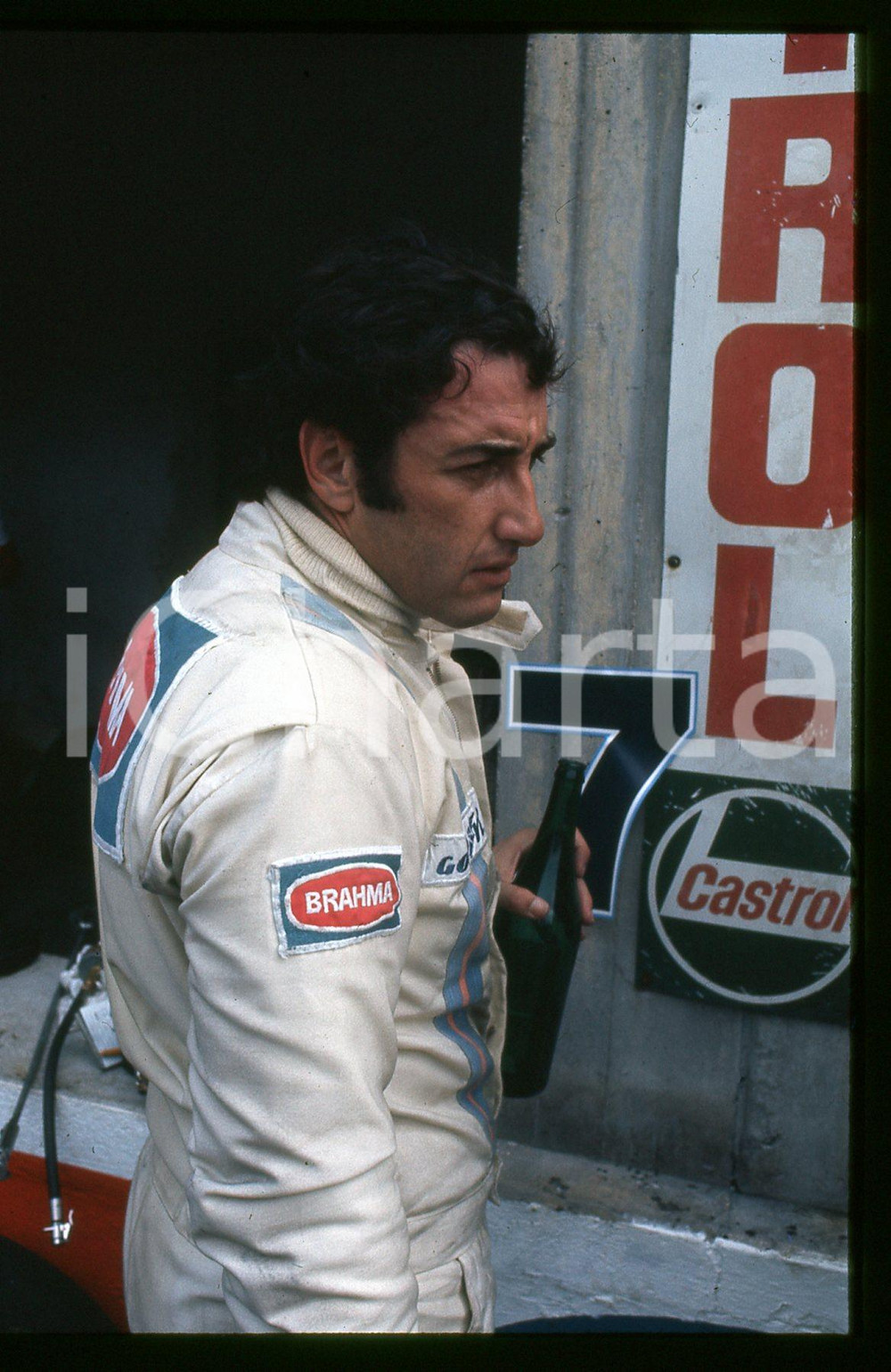 Josè Carlos PACE Scuderia BRABHAM FORMULA 1 GP MONZA 1975 35 mm vintage slide 3 Diapositiva d'epoca, in formato 35 mm.CONDIZIONI: GOODE' severamente vietata la riproduzione. Tutti i diritti sono riservati.Nella diapositiva ICharta mette in vendita, sul negozio eBay e in esclusiva sul sito "icharta" il proprio archivio composto da numerose diapositive e negativi fotografici d'epoca, tutti originali e autentici, che attraversano la storia del costume italiano tra gli la fine degli anni Sessanta e Novanta.Si tratta di uno sguardo inedito sull'attualità , la politica, la vita quotidiana, il gossip e la cultura, che fotografa il cambiamento della nazione in quest'ultimo scorcio del XX secolo. Un'occasione unica per il mercato del collezionismo, che vede finalmente disponibile un archivio eccezionale per vastità , tematiche e condizioni, in un settore (il negativo fotografico e la diapositiva) di assoluta novità  e dalle interessanti prospettive di investimento.  CONDIZIONI:GOOD/buono originale e autentica 1