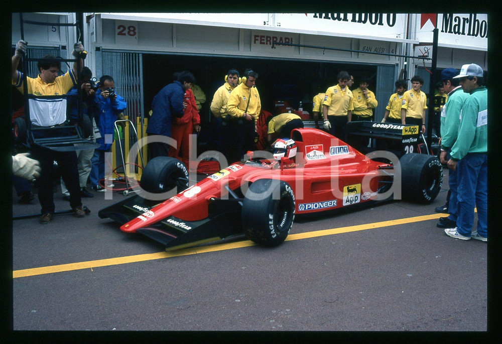 Jean ALESI su FERRARI 642 F1 - FORMULA 1 GP SAN MARINO 1991 35 mm vintage slide Diapositiva d'epoca, in formato 35 mm.CONDIZIONI: GOODE' severamente vietata la riproduzione. Tutti i diritti sono riservati.Nella diapositiva ICharta mette in vendita, sul negozio eBay e in esclusiva sul sito "icharta" il proprio archivio composto da numerose diapositive e negativi fotografici d'epoca, tutti originali e autentici, che attraversano la storia del costume italiano tra gli la fine degli anni Sessanta e Novanta.Si tratta di uno sguardo inedito sull'attualità , la politica, la vita quotidiana, il gossip e la cultura, che fotografa il cambiamento della nazione in quest'ultimo scorcio del XX secolo. Un'occasione unica per il mercato del collezionismo, che vede finalmente disponibile un archivio eccezionale per vastità , tematiche e condizioni, in un settore (il negativo fotografico e la diapositiva) di assoluta novità  e dalle interessanti prospettive di investimento.  GOOD/buono   originale e autentica 1