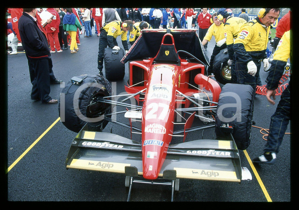 FERRARI 412 T2 di Jean ALESI - FORMULA 1 GP SAN MARINO 1995 35 mm vintage slide Diapositiva d'epoca, in formato 35 mm.CONDIZIONI: GOODE' severamente vietata la riproduzione. Tutti i diritti sono riservati.Nella diapositiva ICharta mette in vendita, sul negozio eBay e in esclusiva sul sito "icharta" il proprio archivio composto da numerose diapositive e negativi fotografici d'epoca, tutti originali e autentici, che attraversano la storia del costume italiano tra gli la fine degli anni Sessanta e Novanta.Si tratta di uno sguardo inedito sull'attualità , la politica, la vita quotidiana, il gossip e la cultura, che fotografa il cambiamento della nazione in quest'ultimo scorcio del XX secolo. Un'occasione unica per il mercato del collezionismo, che vede finalmente disponibile un archivio eccezionale per vastità , tematiche e condizioni, in un settore (il negativo fotografico e la diapositiva) di assoluta novità  e dalle interessanti prospettive di investimento.  CONDIZIONI:GOOD/buono originale e autentica 1