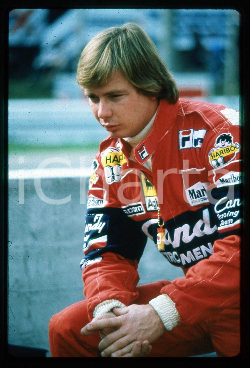 Didier PIRONI Scuderia FERRARI FORMULA 1 GP SAN MARINO 1982 35 mm vintage slide Diapositiva d'epoca, in formato 35 mm.CONDIZIONI: GOODE' severamente vietata la riproduzione. Tutti i diritti sono riservati.Nella diapositiva ICharta mette in vendita, sul negozio eBay e in esclusiva sul sito "icharta" il proprio archivio composto da numerose diapositive e negativi fotografici d'epoca, tutti originali e autentici, che attraversano la storia del costume italiano tra gli la fine degli anni Sessanta e Novanta.Si tratta di uno sguardo inedito sull'attualità , la politica, la vita quotidiana, il gossip e la cultura, che fotografa il cambiamento della nazione in quest'ultimo scorcio del XX secolo. Un'occasione unica per il mercato del collezionismo, che vede finalmente disponibile un archivio eccezionale per vastità , tematiche e condizioni, in un settore (il negativo fotografico e la diapositiva) di assoluta novità  e dalle interessanti prospettive di investimento.  CONDIZIONI:GOOD/buono originale e autentica 1