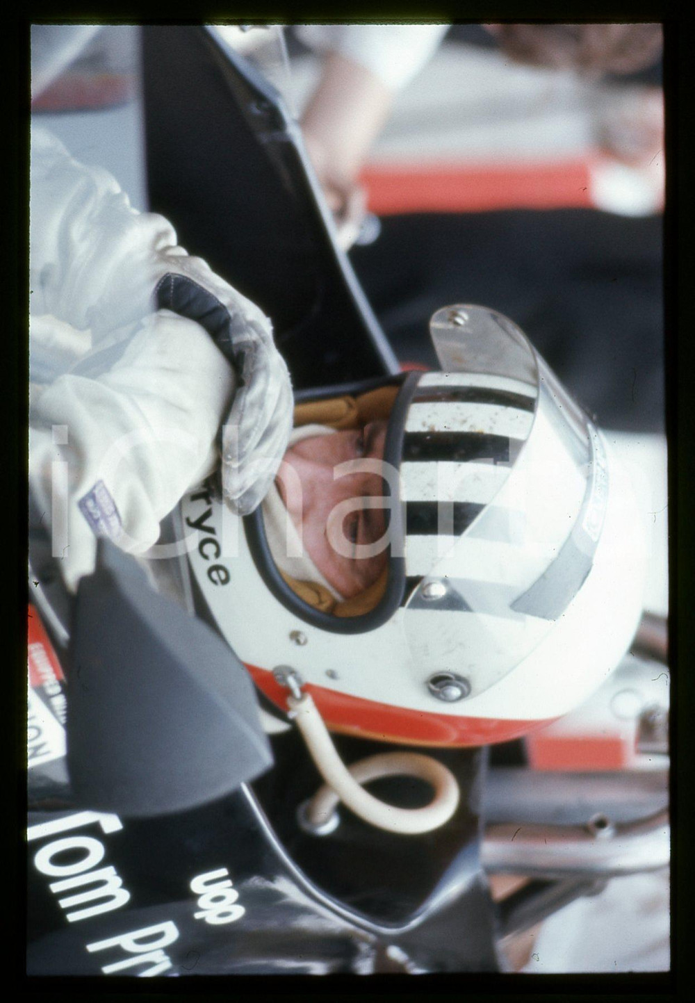 Tom PRYCE su SHADOW DN5 - FORMULA 1 GP MONZA 1975 35 mm vintage slide Diapositiva d'epoca, in formato 35 mm.CONDIZIONI: GOODE' severamente vietata la riproduzione. Tutti i diritti sono riservati.Nella diapositiva ICharta mette in vendita, sul negozio eBay e in esclusiva sul sito "icharta" il proprio archivio composto da numerose diapositive e negativi fotografici d'epoca, tutti originali e autentici, che attraversano la storia del costume italiano tra gli la fine degli anni Sessanta e Novanta.Si tratta di uno sguardo inedito sull'attualità , la politica, la vita quotidiana, il gossip e la cultura, che fotografa il cambiamento della nazione in quest'ultimo scorcio del XX secolo. Un'occasione unica per il mercato del collezionismo, che vede finalmente disponibile un archivio eccezionale per vastità , tematiche e condizioni, in un settore (il negativo fotografico e la diapositiva) di assoluta novità  e dalle interessanti prospettive di investimento.  CONDIZIONI:GOOD/buono originale e autentica 1