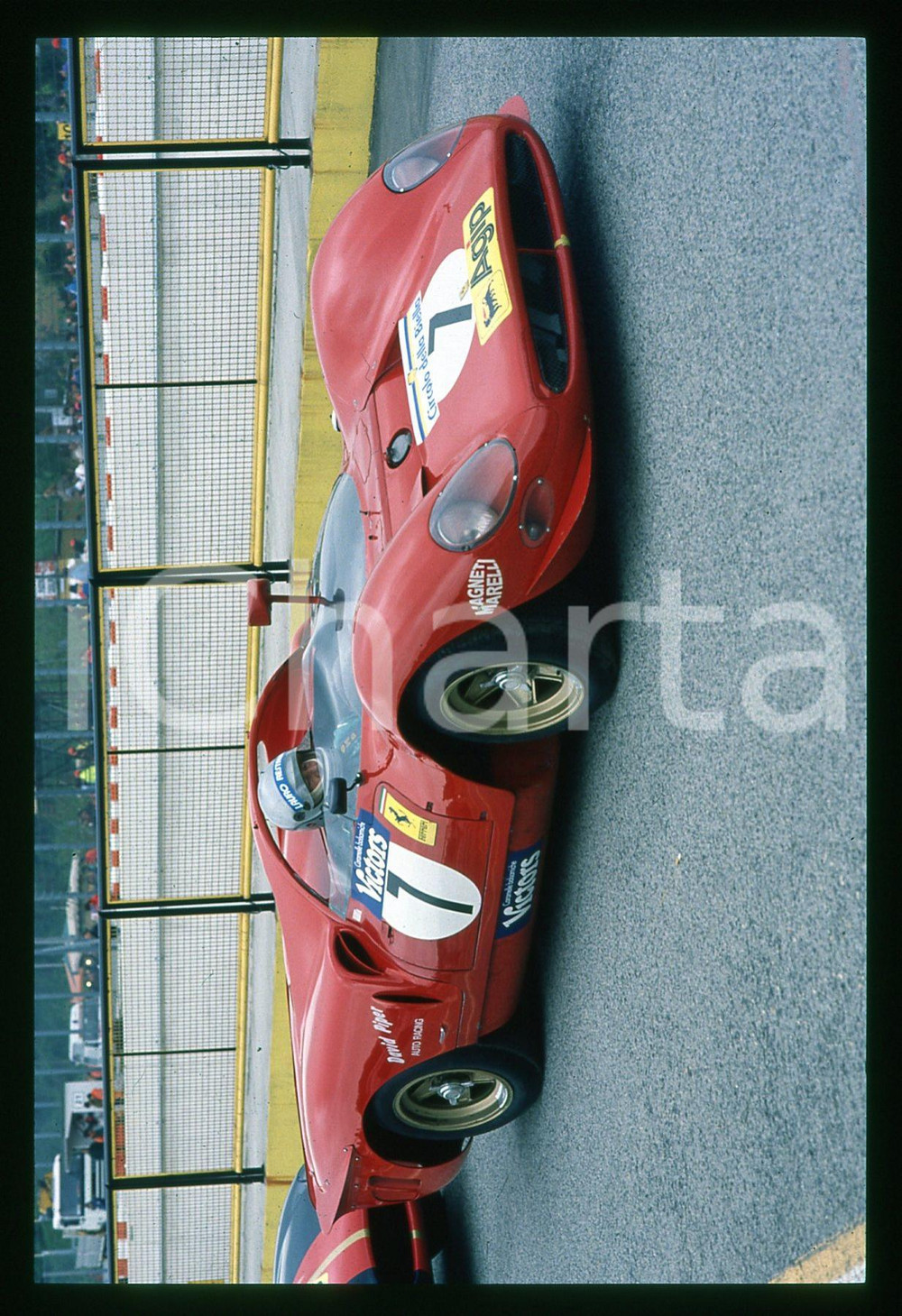 FERRARI 312 P David PIPER Auto RACING - 500 KM MONZA 1980ca 35 mm vintage slide Diapositiva d'epoca, in formato 35 mm.CONDIZIONI: GOODE' severamente vietata la riproduzione. Tutti i diritti sono riservati.Nella diapositiva ICharta mette in vendita, sul negozio eBay e in esclusiva sul sito "icharta" il proprio archivio composto da numerose diapositive e negativi fotografici d'epoca, tutti originali e autentici, che attraversano la storia del costume italiano tra gli la fine degli anni Sessanta e Novanta.Si tratta di uno sguardo inedito sull'attualità , la politica, la vita quotidiana, il gossip e la cultura, che fotografa il cambiamento della nazione in quest'ultimo scorcio del XX secolo. Un'occasione unica per il mercato del collezionismo, che vede finalmente disponibile un archivio eccezionale per vastità , tematiche e condizioni, in un settore (il negativo fotografico e la diapositiva) di assoluta novità  e dalle interessanti prospettive di investimento.  CONDIZIONI:GOOD/buono originale e autentica 1