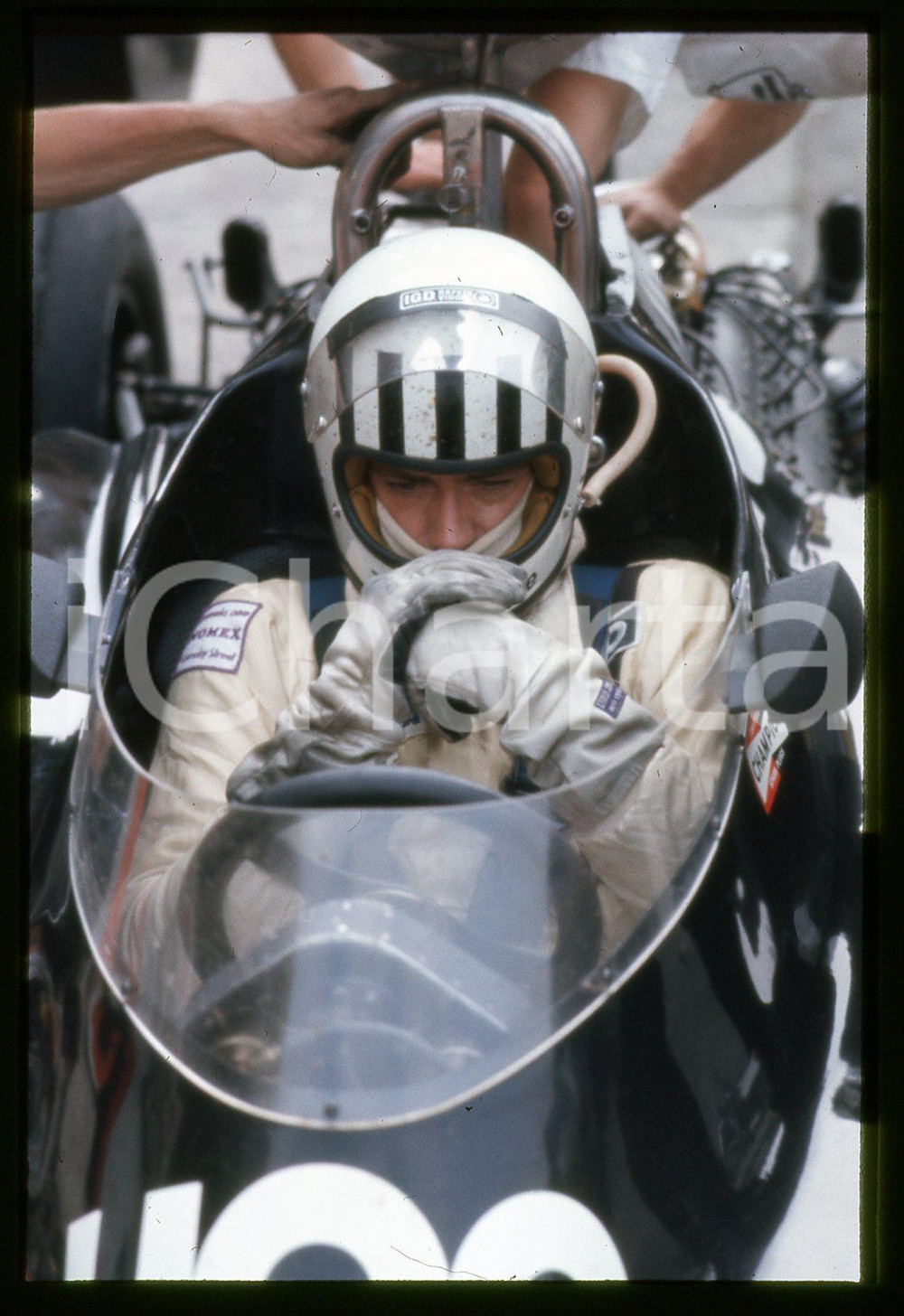 Tom PRYCE su SHADOW DN5 - FORMULA 1 GP MONZA 1975 35 mm vintage slide 2 Diapositiva d'epoca, in formato 35 mm.CONDIZIONI: GOODE' severamente vietata la riproduzione. Tutti i diritti sono riservati.Nella diapositiva ICharta mette in vendita, sul negozio eBay e in esclusiva sul sito "icharta" il proprio archivio composto da numerose diapositive e negativi fotografici d'epoca, tutti originali e autentici, che attraversano la storia del costume italiano tra gli la fine degli anni Sessanta e Novanta.Si tratta di uno sguardo inedito sull'attualità , la politica, la vita quotidiana, il gossip e la cultura, che fotografa il cambiamento della nazione in quest'ultimo scorcio del XX secolo. Un'occasione unica per il mercato del collezionismo, che vede finalmente disponibile un archivio eccezionale per vastità , tematiche e condizioni, in un settore (il negativo fotografico e la diapositiva) di assoluta novità  e dalle interessanti prospettive di investimento.  CONDIZIONI:GOOD/buono originale e autentica 1