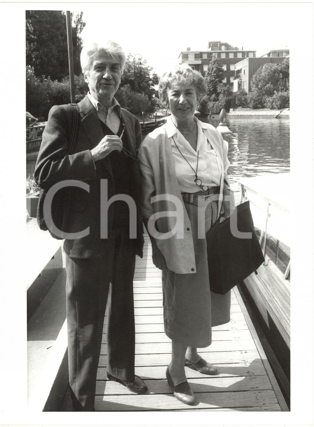 1984 VENEZIA Mostra del Cinema - Alain RESNAIS con la moglie Florence MALRAUX 1 Fotografia di agenzia.  GOOD/buono minime macchie ai margini Formato: 18x24 cm originale e autentica 1