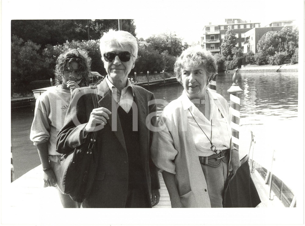 1984 VENEZIA Mostra del Cinema - Alain RESNAIS con la moglie Florence MALRAUX 3 Fotografia di agenzia.  GOOD/buono  Formato: 24x18 cm originale e autentica 1