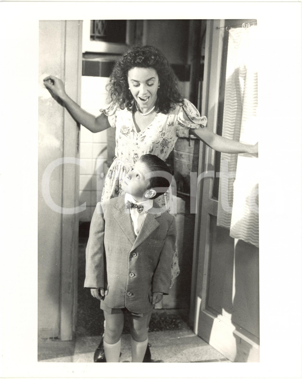 1988 CINEMA "Ladri di saponette" - Caterina LABINI sul set con Federico RIZZO 2 Fotografia di agenzia. FAIR/discreto tracce di inchiostro nero Formato: 20x25 cm originale e autentica 1