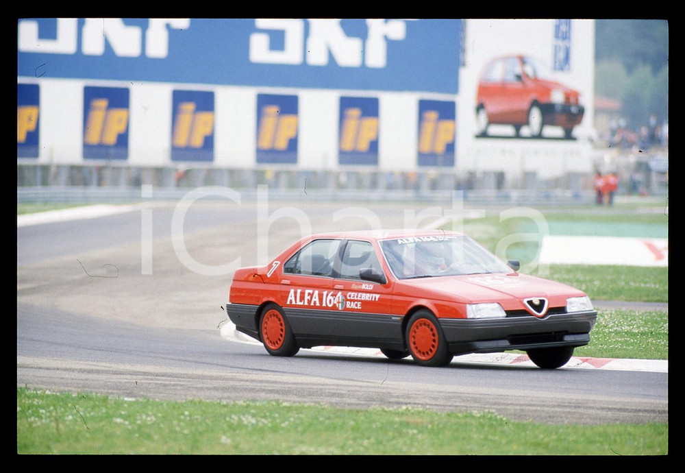 Massimo BOLDI ALFA 164 CELEBRITY RACE SAN MARINO GP 1988 35mm vintage slide Diapositiva d'epoca, in formato 35 mm.CONDIZIONI: GOODE' severamente vietata la riproduzione. Tutti i diritti sono riservati.Nella diapositiva ICharta mette in vendita, sul negozio eBay e in esclusiva sul sito "icharta" il proprio archivio composto da numerose diapositive e negativi fotografici d'epoca, tutti originali e autentici, che attraversano la storia del costume italiano tra gli la fine degli anni Sessanta e Novanta.Si tratta di uno sguardo inedito sull'attualità , la politica, la vita quotidiana, il gossip e la cultura, che fotografa il cambiamento della nazione in quest'ultimo scorcio del XX secolo. Un'occasione unica per il mercato del collezionismo, che vede finalmente disponibile un archivio eccezionale per vastità , tematiche e condizioni, in un settore (il negativo fotografico e la diapositiva) di assoluta novità  e dalle interessanti prospettive di investimento.  GOOD/buono   originale e autentica 1