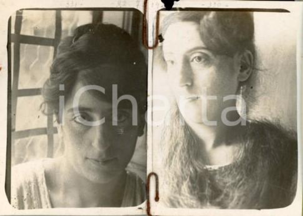 1921 NAPOLI Maria CAPPELLO - Ritratto doppio *Foto Luigi GREA Fotografia originale d'epoca, in formato cartolina postale su cartoncino, realizzata unendo due scatti e con graffette metalliche.Si tratta di scatti realizzati da un fotografo amatoriale, Luigi "Gigi" Grea, funzionario delle ferrovie.Didascalia manoscritta. VERY POOR/gravemente danneggiato mancanze marginali; ruggine alle graffette; macchie al verso Formato: 14x9 cm originale e autentica 1