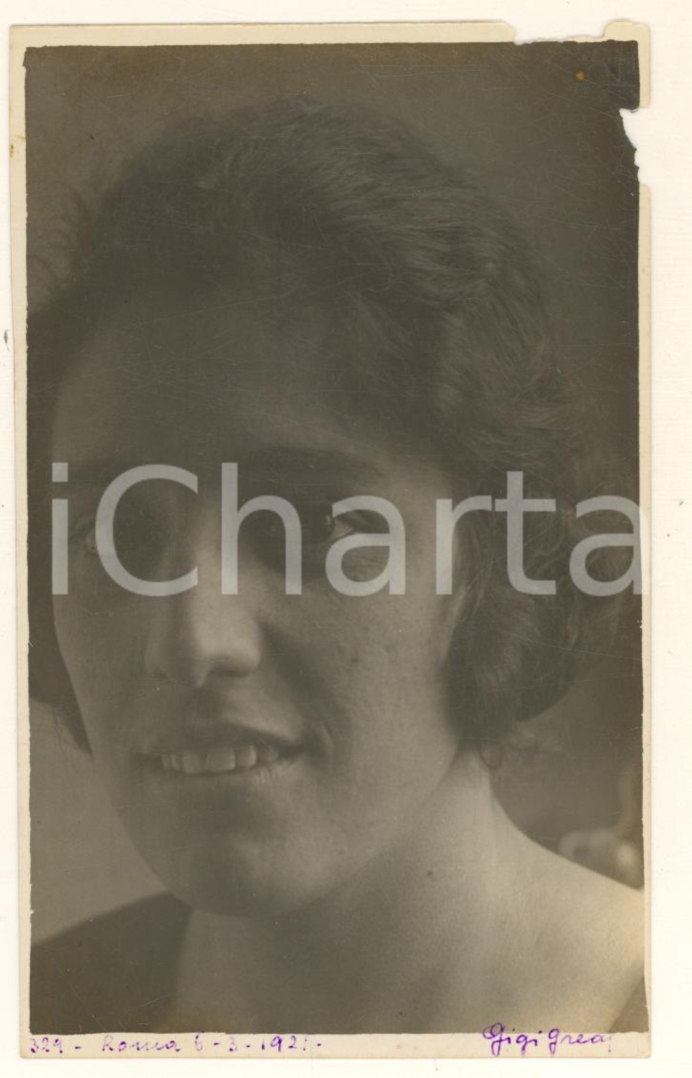 1921 ROMA Ritratto di Anita ARIANI - Fotocartolina  Luigi GREA danneggiata Fotografia originale d'epoca.Si tratta di uno scatto realizzato da un fotografo amatoriale, Luigi "Gigi" Grea, funzionario delle ferrovie. VERY POOR/gravemente danneggiato mancanze marginali Formato: 9x14 cm originale e autentica 1