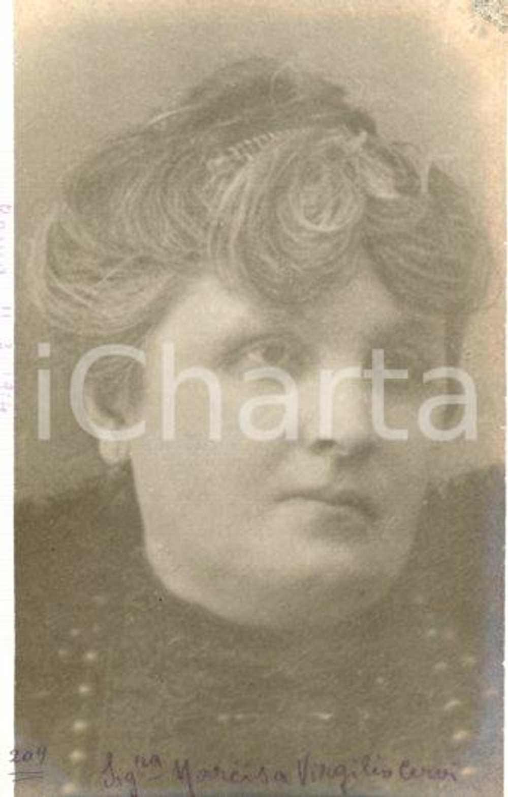 1914 ROMA Ritratto di Narcisa Virgilio CERVI - Fotocartolina Luigi GREA Fotografia originale d'epoca.Si tratta di uno scatto realizzato da un fotografo amatoriale, Luigi "Gigi" Grea, funzionario delle ferrovie. FAIR/discreto aloni e ritocco all'angolo superiore sinistro Formato: 9x14 cm originale e autentica 1