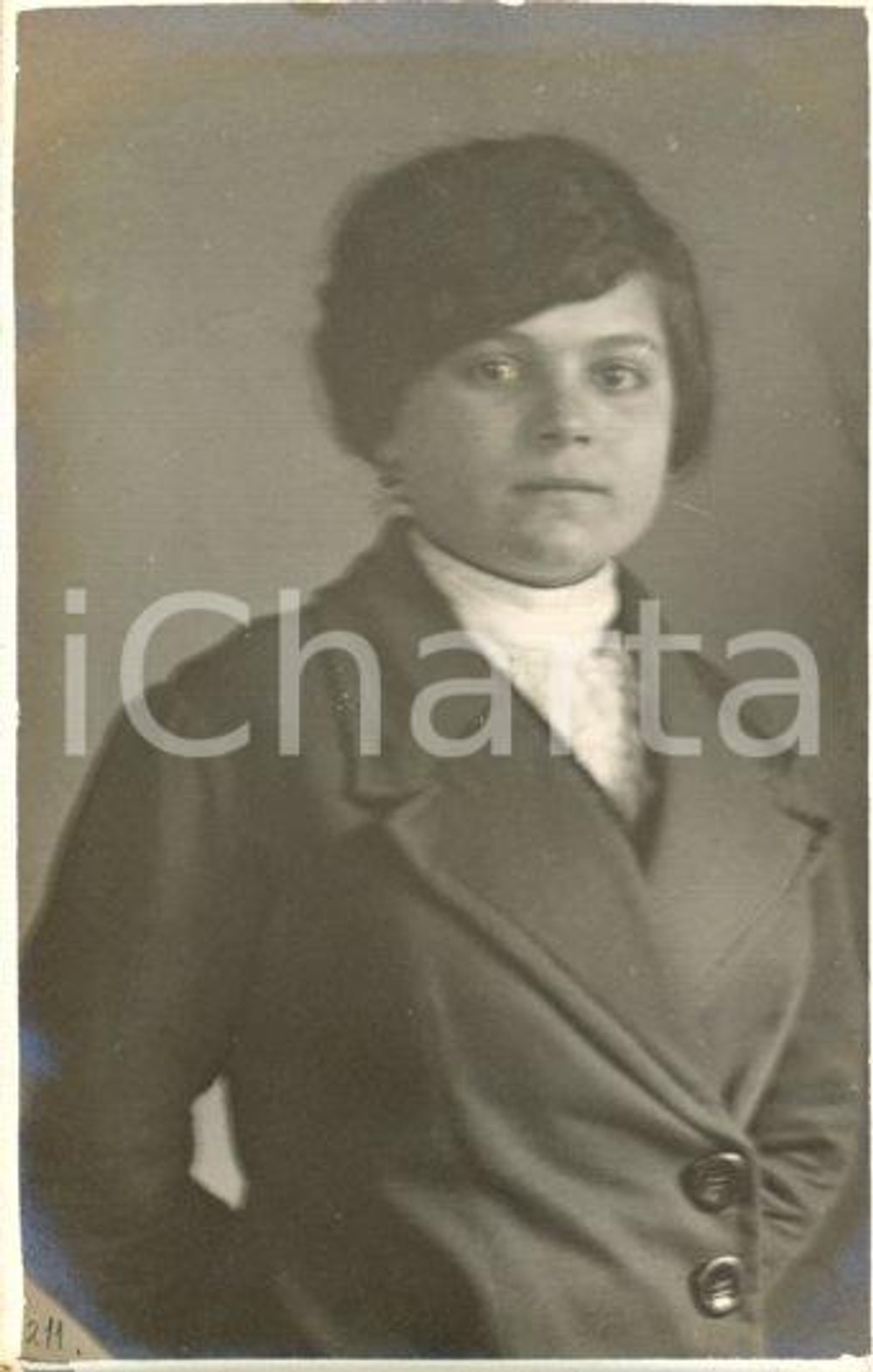 1914 ROMA Ritratto di Celestina LUCIDI - Fotocartolina Luigi GREA (1) Fotografia originale d'epoca.Si tratta di uno scatto realizzato da un fotografo amatoriale, Luigi "Gigi" Grea, funzionario delle ferrovie. FAIR/discreto forellino di affissione; aloni Formato: 9x14 cm originale e autentica 1