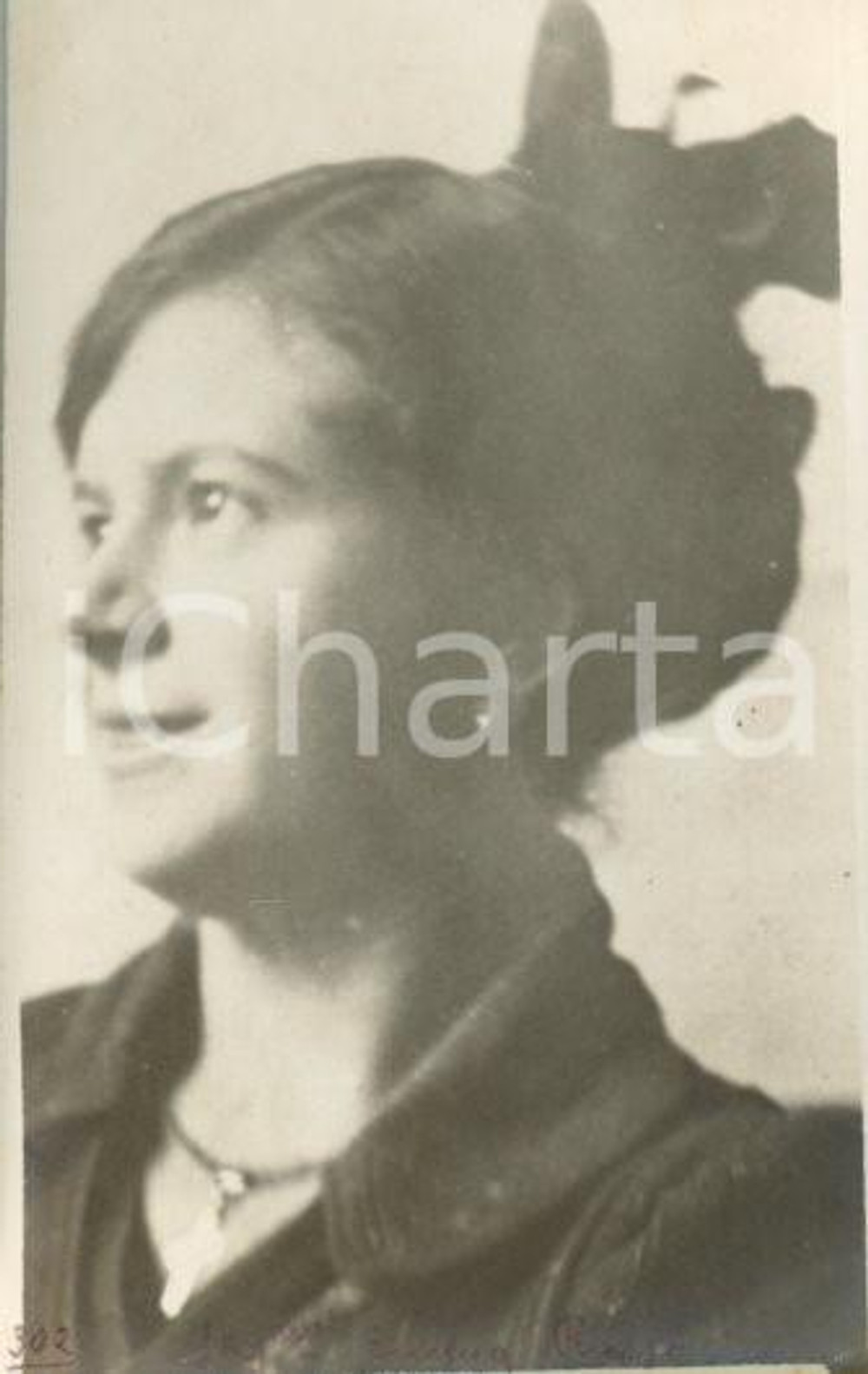 1917 NAPOLI Emma RUSSO - Ritratto di profilo *Fotocartolina Luigi GREA (1) Fotografia originale d'epoca, in formato cartolina postale.Si tratta di uno scatto realizzato da un fotografo amatoriale, Luigi "Gigi" Grea, funzionario delle ferrovie.Didascalia manoscritta al recto. GOOD/buono  Formato: 9x14 cm originale e autentica 1