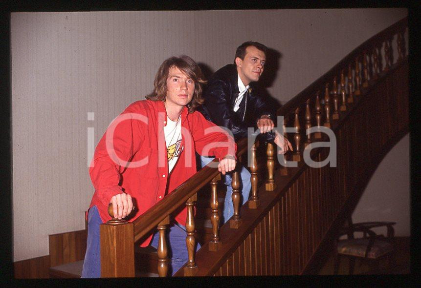 883 Max PEZZALI Mauro REPETTO - MUSICA 1993 - 35mm vintage slide 2 Diapositiva originale, in formato 35 mm.Per i diritti rivolgersi a ICharta.E' severamente vietata la riproduzione. Tutti i diritti sono riservati.ICharta mette in vendita, sul negozio eBay e in esclusiva sul sito "icharta" il proprio archivio composto da numerose diapositive e negativi fotografici d'epoca, tutti originali e autentici, che attraversano la storia del costume tra la fine degli anni Sessanta e Novanta.Si tratta di uno sguardo inedito sull'attualità , la politica, la vita quotidiana, il gossip e la cultura, che fotografa il cambiamento della nazione in quest'ultimo scorcio del XX secolo.Un'occasione unica per il mercato del collezionismo, che vede finalmente disponibile un archivio eccezionale per vastità , tematiche e condizioni, in un settore (il negativo fotografico e la diapositiva) di assoluta novitÃ e dalle interessanti prospettive di investimento. GOOD/buono   originale e autentica 1