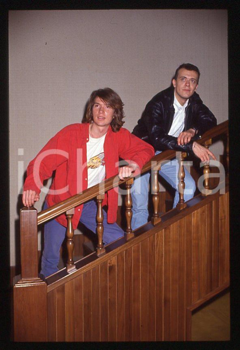 883 Max PEZZALI Mauro REPETTO - MUSICA 1993 - 35mm vintage slide 1 Diapositiva originale, in formato 35 mm.Per i diritti rivolgersi a ICharta.E' severamente vietata la riproduzione. Tutti i diritti sono riservati.ICharta mette in vendita, sul negozio eBay e in esclusiva sul sito "icharta" il proprio archivio composto da numerose diapositive e negativi fotografici d'epoca, tutti originali e autentici, che attraversano la storia del costume tra la fine degli anni Sessanta e Novanta.Si tratta di uno sguardo inedito sull'attualità , la politica, la vita quotidiana, il gossip e la cultura, che fotografa il cambiamento della nazione in quest'ultimo scorcio del XX secolo.Un'occasione unica per il mercato del collezionismo, che vede finalmente disponibile un archivio eccezionale per vastità , tematiche e condizioni, in un settore (il negativo fotografico e la diapositiva) di assoluta novitÃ e dalle interessanti prospettive di investimento. GOOD/buono   originale e autentica 1