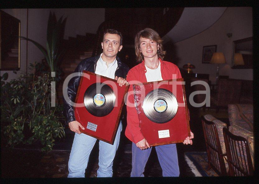 883 Max PEZZALI Mauro REPETTO - NORD SUD OVEST EST 1993 - 35mm vintage slide 10 Diapositiva originale, in formato 35 mm.Per i diritti rivolgersi a ICharta.E' severamente vietata la riproduzione. Tutti i diritti sono riservati.ICharta mette in vendita, sul negozio eBay e in esclusiva sul sito "icharta" il proprio archivio composto da numerose diapositive e negativi fotografici d'epoca, tutti originali e autentici, che attraversano la storia del costume tra la fine degli anni Sessanta e Novanta.Si tratta di uno sguardo inedito sull'attualità , la politica, la vita quotidiana, il gossip e la cultura, che fotografa il cambiamento della nazione in quest'ultimo scorcio del XX secolo.Un'occasione unica per il mercato del collezionismo, che vede finalmente disponibile un archivio eccezionale per vastità , tematiche e condizioni, in un settore (il negativo fotografico e la diapositiva) di assoluta novitÃ e dalle interessanti prospettive di investimento. GOOD/buono   originale e autentica 1