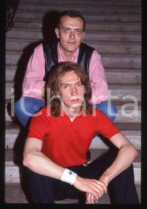 883 Max PEZZALI Mauro REPETTO - MUSICA 1993 - 35mm vintage slide 8 Diapositiva originale, in formato 35 mm.Per i diritti rivolgersi a ICharta.E' severamente vietata la riproduzione. Tutti i diritti sono riservati.ICharta mette in vendita, sul negozio eBay e in esclusiva sul sito "icharta" il proprio archivio composto da numerose diapositive e negativi fotografici d'epoca, tutti originali e autentici, che attraversano la storia del costume tra la fine degli anni Sessanta e Novanta.Si tratta di uno sguardo inedito sull'attualità , la politica, la vita quotidiana, il gossip e la cultura, che fotografa il cambiamento della nazione in quest'ultimo scorcio del XX secolo.Un'occasione unica per il mercato del collezionismo, che vede finalmente disponibile un archivio eccezionale per vastità , tematiche e condizioni, in un settore (il negativo fotografico e la diapositiva) di assoluta novitÃ e dalle interessanti prospettive di investimento. GOOD/buono   originale e autentica 1