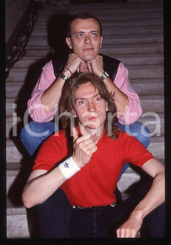 883 Max PEZZALI Mauro REPETTO - MUSICA 1993 - 35mm vintage slide 7 Diapositiva originale, in formato 35 mm.Per i diritti rivolgersi a ICharta.E' severamente vietata la riproduzione. Tutti i diritti sono riservati.ICharta mette in vendita, sul negozio eBay e in esclusiva sul sito "icharta" il proprio archivio composto da numerose diapositive e negativi fotografici d'epoca, tutti originali e autentici, che attraversano la storia del costume tra la fine degli anni Sessanta e Novanta.Si tratta di uno sguardo inedito sull'attualità , la politica, la vita quotidiana, il gossip e la cultura, che fotografa il cambiamento della nazione in quest'ultimo scorcio del XX secolo.Un'occasione unica per il mercato del collezionismo, che vede finalmente disponibile un archivio eccezionale per vastità , tematiche e condizioni, in un settore (il negativo fotografico e la diapositiva) di assoluta novitÃ e dalle interessanti prospettive di investimento. GOOD/buono   originale e autentica 1