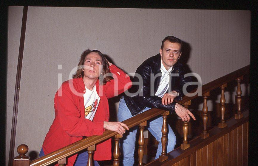 883 Max PEZZALI Mauro REPETTO - MUSICA 1993 - 35mm vintage slide 5 Diapositiva originale, in formato 35 mm.Per i diritti rivolgersi a ICharta.E' severamente vietata la riproduzione. Tutti i diritti sono riservati.ICharta mette in vendita, sul negozio eBay e in esclusiva sul sito "icharta" il proprio archivio composto da numerose diapositive e negativi fotografici d'epoca, tutti originali e autentici, che attraversano la storia del costume tra la fine degli anni Sessanta e Novanta.Si tratta di uno sguardo inedito sull'attualità , la politica, la vita quotidiana, il gossip e la cultura, che fotografa il cambiamento della nazione in quest'ultimo scorcio del XX secolo.Un'occasione unica per il mercato del collezionismo, che vede finalmente disponibile un archivio eccezionale per vastità , tematiche e condizioni, in un settore (il negativo fotografico e la diapositiva) di assoluta novitÃ e dalle interessanti prospettive di investimento. GOOD/buono   originale e autentica 1