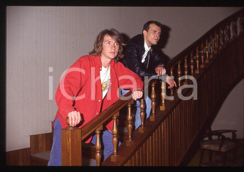 883 Max PEZZALI Mauro REPETTO - MUSICA 1993 - 35mm vintage slide 3 Diapositiva originale, in formato 35 mm.Per i diritti rivolgersi a ICharta.E' severamente vietata la riproduzione. Tutti i diritti sono riservati.ICharta mette in vendita, sul negozio eBay e in esclusiva sul sito "icharta" il proprio archivio composto da numerose diapositive e negativi fotografici d'epoca, tutti originali e autentici, che attraversano la storia del costume tra la fine degli anni Sessanta e Novanta.Si tratta di uno sguardo inedito sull'attualità , la politica, la vita quotidiana, il gossip e la cultura, che fotografa il cambiamento della nazione in quest'ultimo scorcio del XX secolo.Un'occasione unica per il mercato del collezionismo, che vede finalmente disponibile un archivio eccezionale per vastità , tematiche e condizioni, in un settore (il negativo fotografico e la diapositiva) di assoluta novitÃ e dalle interessanti prospettive di investimento. GOOD/buono   originale e autentica 1