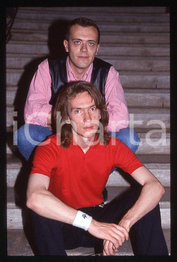 883 Max PEZZALI Mauro REPETTO - MUSICA 1993 - 35mm vintage slide 12 Diapositiva originale, in formato 35 mm.Per i diritti rivolgersi a ICharta.E' severamente vietata la riproduzione. Tutti i diritti sono riservati.ICharta mette in vendita, sul negozio eBay e in esclusiva sul sito "icharta" il proprio archivio composto da numerose diapositive e negativi fotografici d'epoca, tutti originali e autentici, che attraversano la storia del costume tra la fine degli anni Sessanta e Novanta.Si tratta di uno sguardo inedito sull'attualità , la politica, la vita quotidiana, il gossip e la cultura, che fotografa il cambiamento della nazione in quest'ultimo scorcio del XX secolo.Un'occasione unica per il mercato del collezionismo, che vede finalmente disponibile un archivio eccezionale per vastità , tematiche e condizioni, in un settore (il negativo fotografico e la diapositiva) di assoluta novitÃ e dalle interessanti prospettive di investimento. GOOD/buono   originale e autentica 1