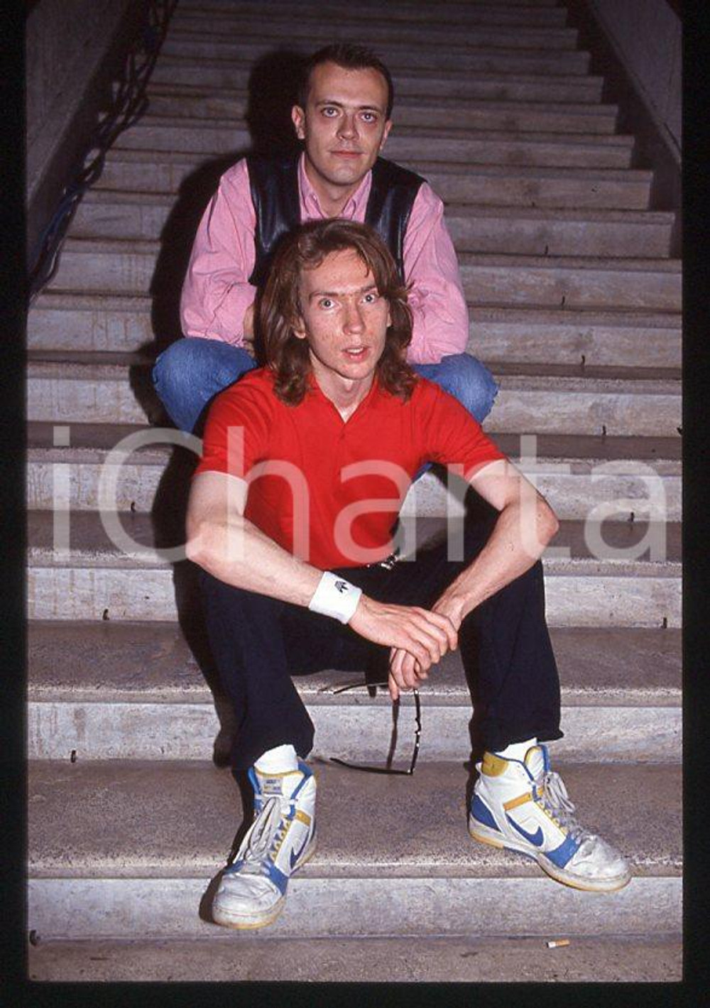 883 Max PEZZALI Mauro REPETTO - MUSICA 1993 - 35mm vintage slide 13 Diapositiva originale, in formato 35 mm.Per i diritti rivolgersi a ICharta.E' severamente vietata la riproduzione. Tutti i diritti sono riservati.ICharta mette in vendita, sul negozio eBay e in esclusiva sul sito "icharta" il proprio archivio composto da numerose diapositive e negativi fotografici d'epoca, tutti originali e autentici, che attraversano la storia del costume tra la fine degli anni Sessanta e Novanta.Si tratta di uno sguardo inedito sull'attualità , la politica, la vita quotidiana, il gossip e la cultura, che fotografa il cambiamento della nazione in quest'ultimo scorcio del XX secolo.Un'occasione unica per il mercato del collezionismo, che vede finalmente disponibile un archivio eccezionale per vastità , tematiche e condizioni, in un settore (il negativo fotografico e la diapositiva) di assoluta novitÃ e dalle interessanti prospettive di investimento. GOOD/buono   originale e autentica 1