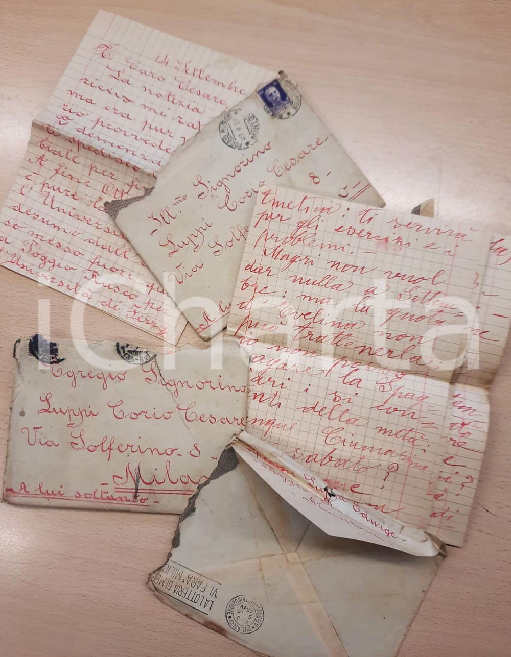 1937 POGGIO RUSCO Lotto 3 lettere Edvige LUPPI disperata in povertà estrema Interessante lotto, originale d'epoca, composto da tre lettere scritte da Edvige Luppi alla famiglia, indirizzandole a Cesare Corio Luppi (presumibilmente il fratello).Le lettere raccontano di una situazione familiare precaria, in condizioni economiche disastrose, con un giovane da far studiare e in cui non si riesce a far fronte ai pagamenti. Si chiede a Edvige Luppi di contribuire, ma lei stessa è in condizioni di grande povertà ed esaesperata:"...La vostra miseria mi accora, ma io non ho un soldo. Non più scarpe, non posso pagare il censo, né il dazio della casa...Sono alla disperazione: ho 3 rate di censo che non posso pagare, né posso pagare Piva...Quel brigante di Toninotti mi ha succhiato 550 lire ...La delinquente Giatta che voleva ammazzarmi con la zappa è in letto da un mese. Crepasse!"PAGINE: 51 FAIR/discreto piegature d'epoca; buste danneggiate  originale e autentica 1