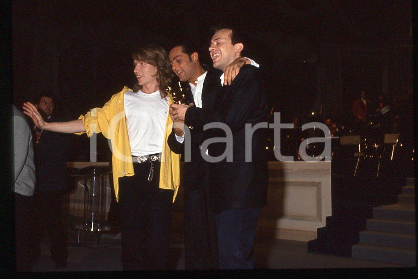 883 FIORELLO Max PEZZALI Festival Italiano 1993 - 35mm vintage slide 9 Diapositiva originale, in formato 35 mm.Scattata durante le riprese della trasmissione televisiva "Festival Italiano". Nella diapositive compare inoltre Mauro Repetto. Per i diritti rivolgersi a ICharta.E' severamente vietata la riproduzione. Tutti i diritti sono riservati.ICharta mette in vendita, sul negozio eBay e in esclusiva sul sito "icharta" il proprio archivio composto da numerose diapositive e negativi fotografici d'epoca, tutti originali e autentici, che attraversano la storia del costume tra la fine degli anni Sessanta e Novanta.Si tratta di uno sguardo inedito sull'attualità , la politica, la vita quotidiana, il gossip e la cultura, che fotografa il cambiamento della nazione in quest'ultimo scorcio del XX secolo.Un'occasione unica per il mercato del collezionismo, che vede finalmente disponibile un archivio eccezionale per vastità , tematiche e condizioni, in un settore (il negativo fotografico e la diapositiva) di assoluta novitÃ e dalle interessanti prospettive di investimento. GOOD/buono   originale e autentica 1